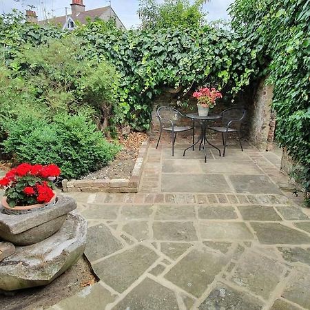 Beautiful 1 Bedroom Cottage With Courtyard. Deal Esterno foto